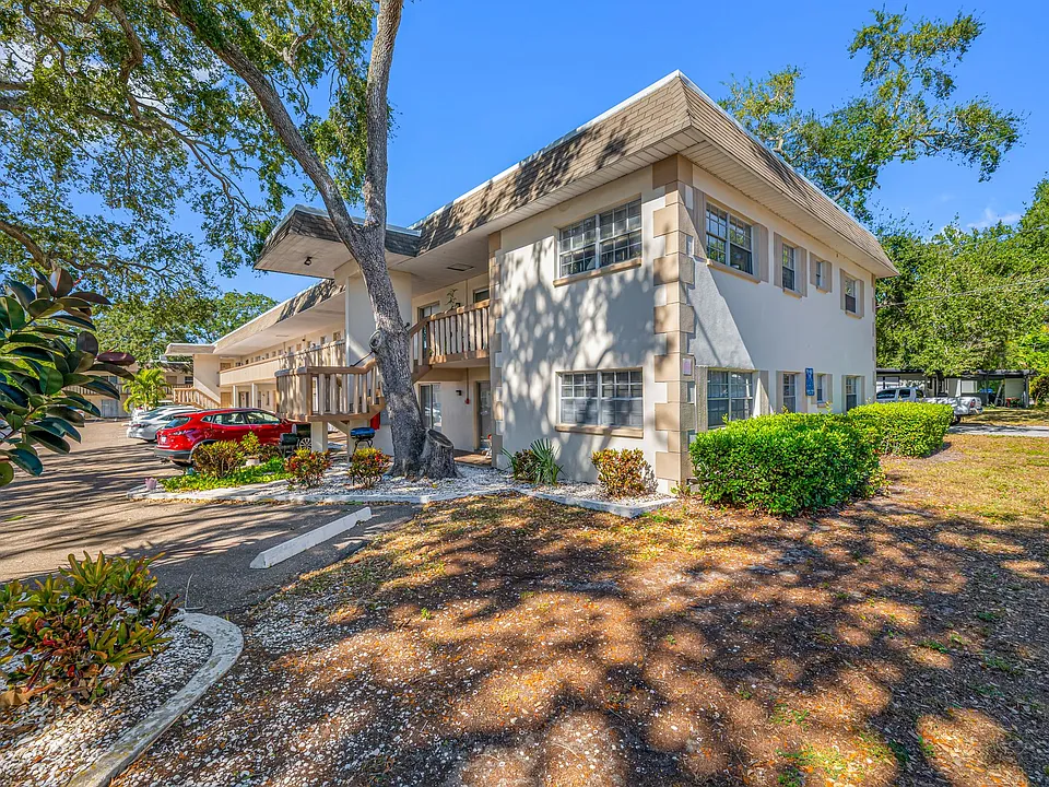 Breezy Palms - 1 & 2 Bedroom Apartments in Largo | 1 Month FREE + Reduced Deposit!