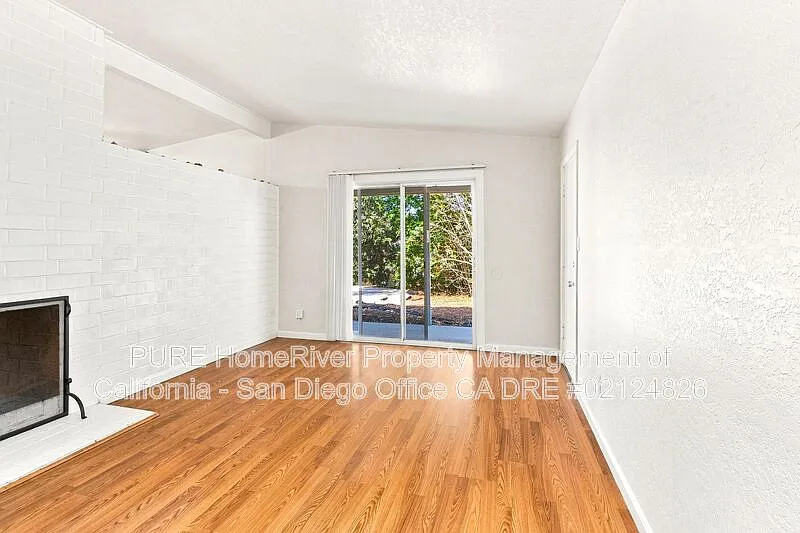 3 bed, 1.5 bath, 1050 sqft, $3,299 — Photo 2