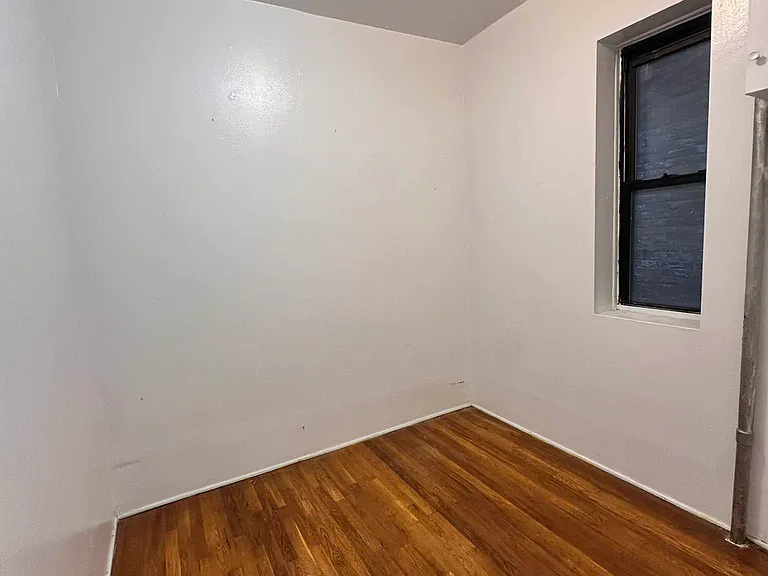 435 W 46th St #2RW — Photo 4