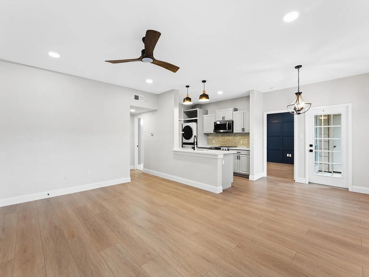 2 bed, 2.0 bath, 880 sqft, $1,450 — Photo 2