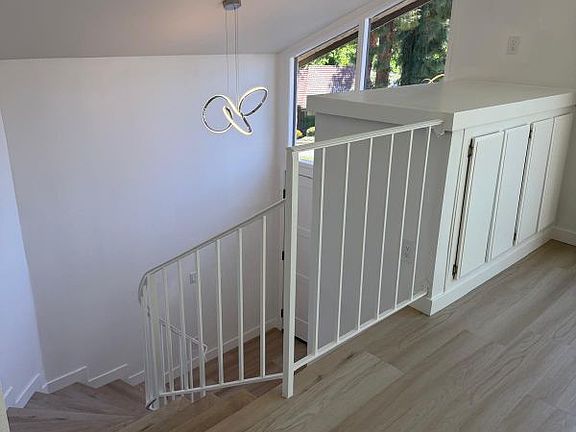 5th image of 15 Sparrowhawk Ln