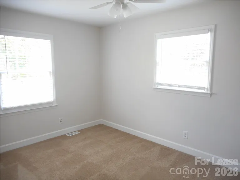 7556 Thorncliff Dr — Photo 18