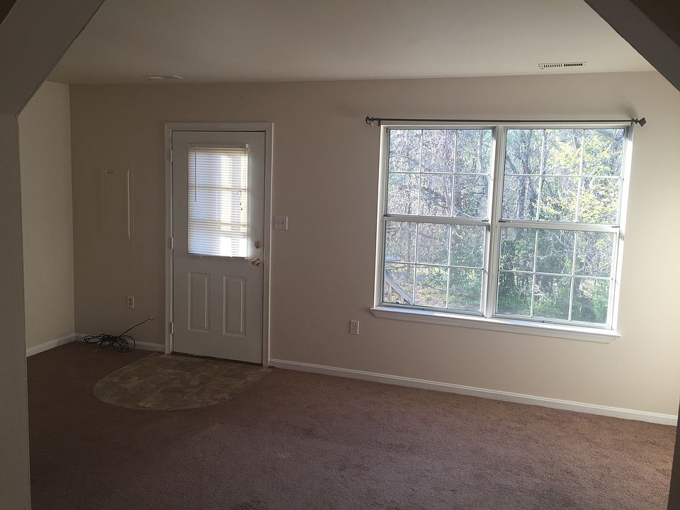 Living Room/Entry