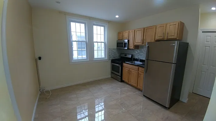 Rented by Halvatzis Realty | media 2