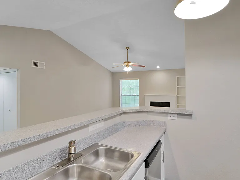 Silverwood Apartments — Photo 54