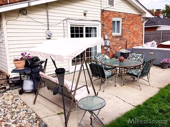 4th image of 21514 Trombly St