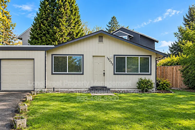 3 bed, 1.5 bath, 1200 sqft, $2,195 — Photo 3