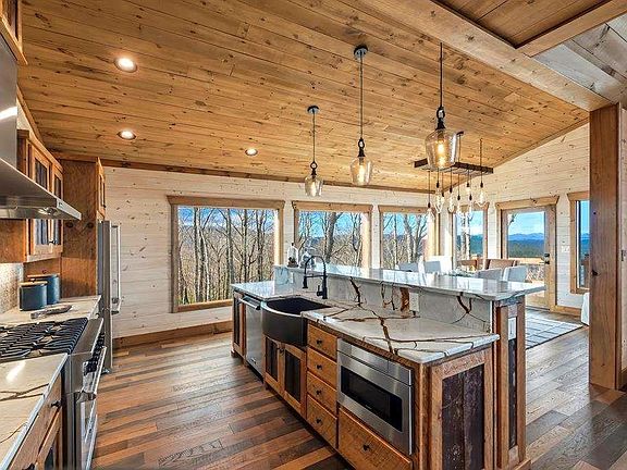 5th image of 470 NW Skylight Dr