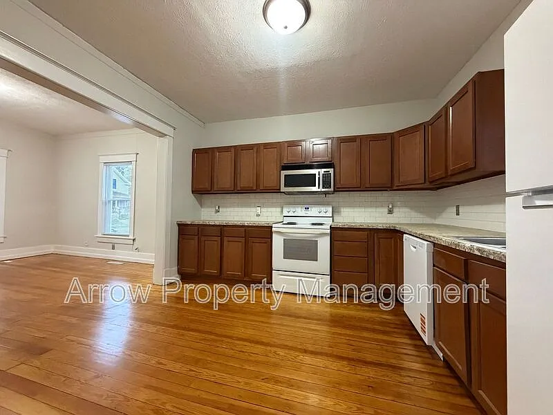 3 bed, 2.0 bath, 1028 sqft, $1,450 — Photo 2