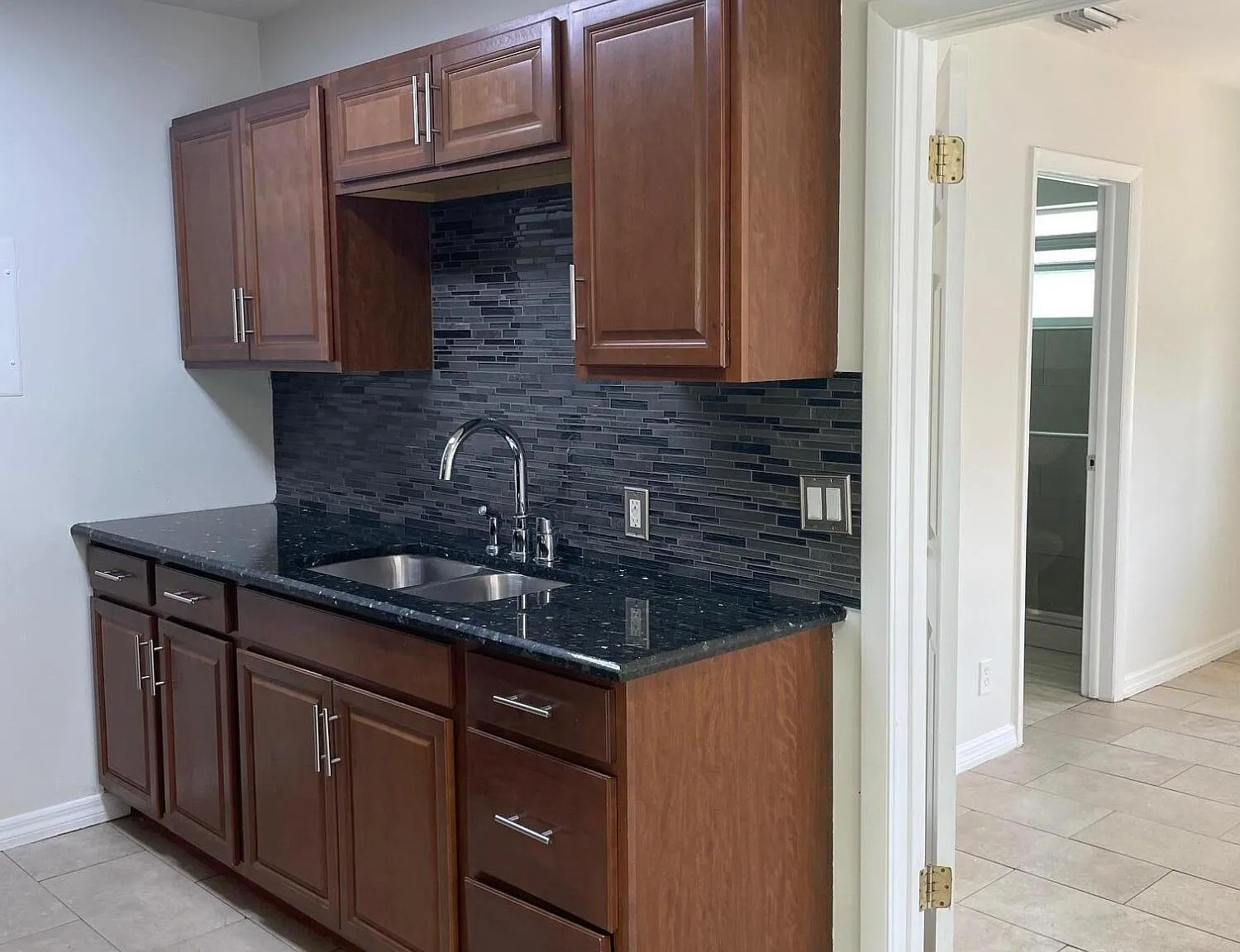 1 bed, 1.0 bath, 675 sqft, $1,800 — Photo 3