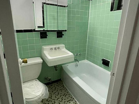 4th image of 310 E 90th St APT 4D