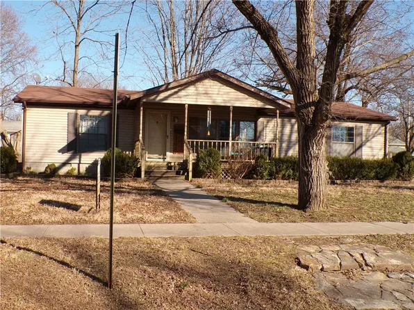 221 S Elm St, Iola, KS 66749