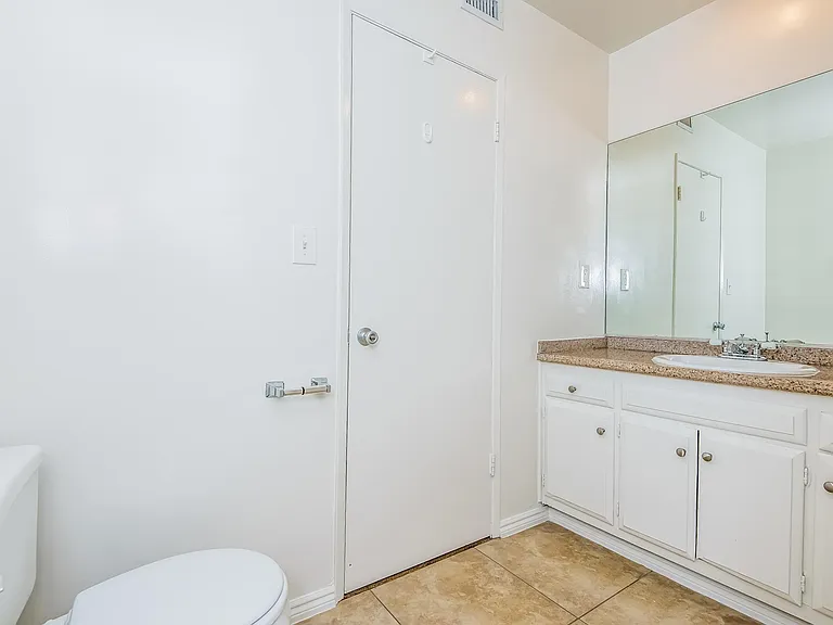 220 E Live Oak St — Photo 21