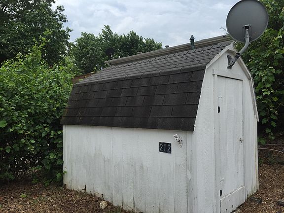 3rd image of 212 Blue Bird Ln
