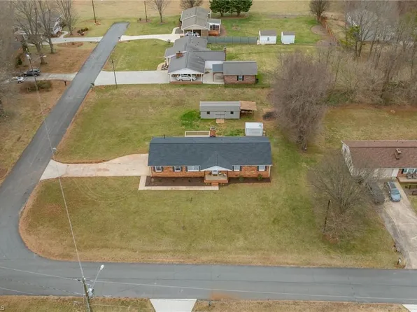 2670 Shieldale Dr, Winston Salem, NC 27107
