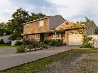 25 Eaton Pl, Deer Park, NY 11729