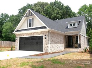 1250 6th St, Hickory, NC 28601