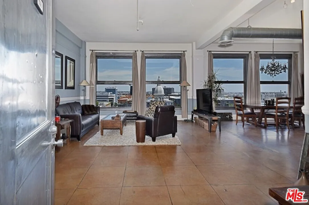 1 bed, 1.0 bath, 1200 sqft, $3,200 — Photo 2