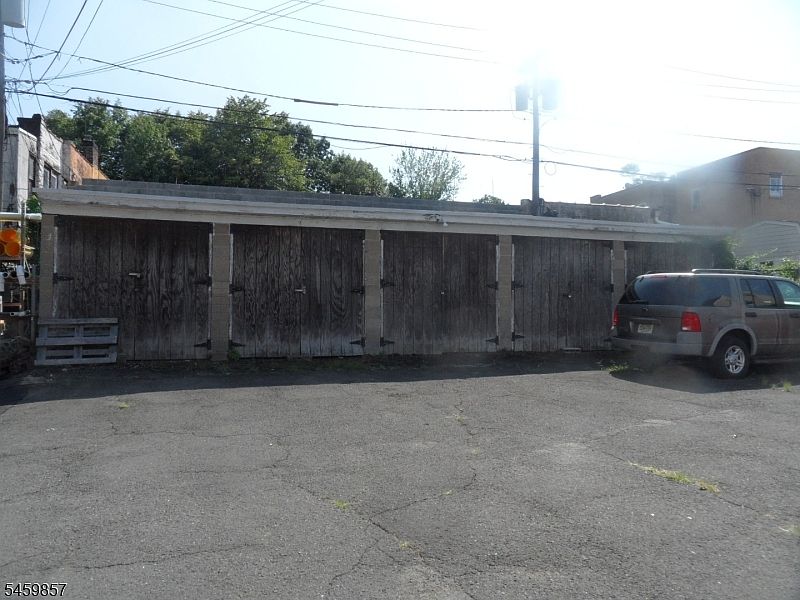 2nd image of 15 Rowe St