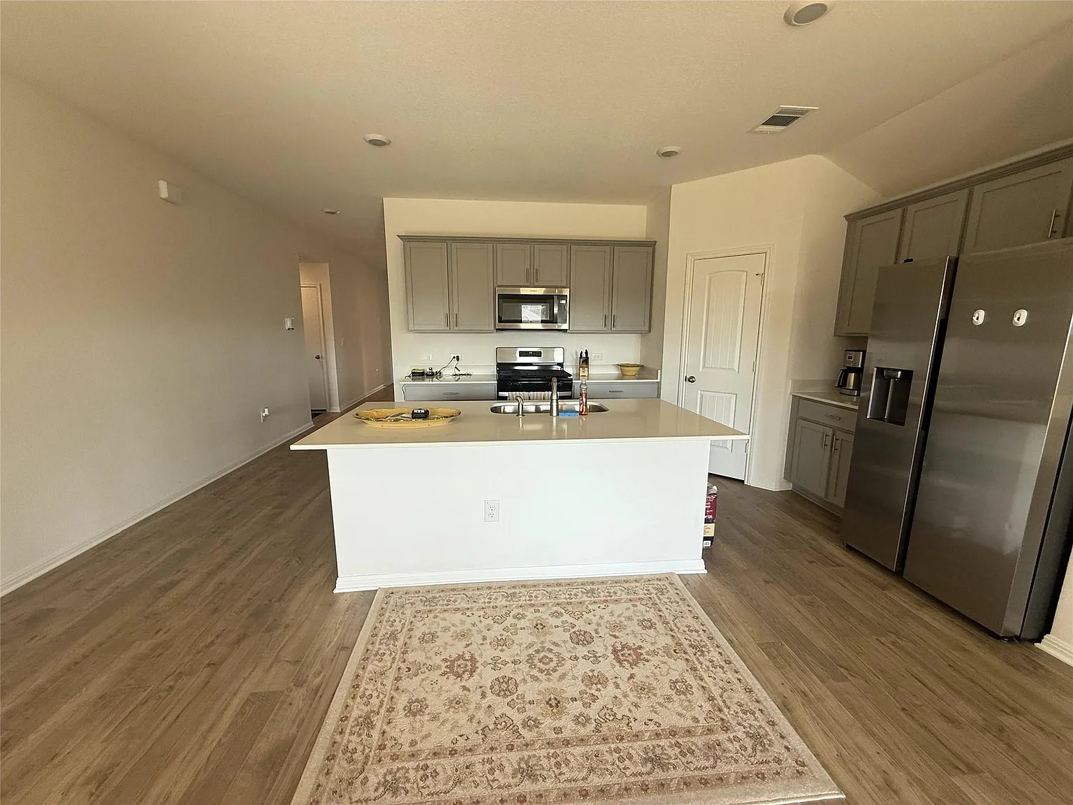 4 bed, 2.0 bath, 1860 sqft, $2,250 — Photo 2