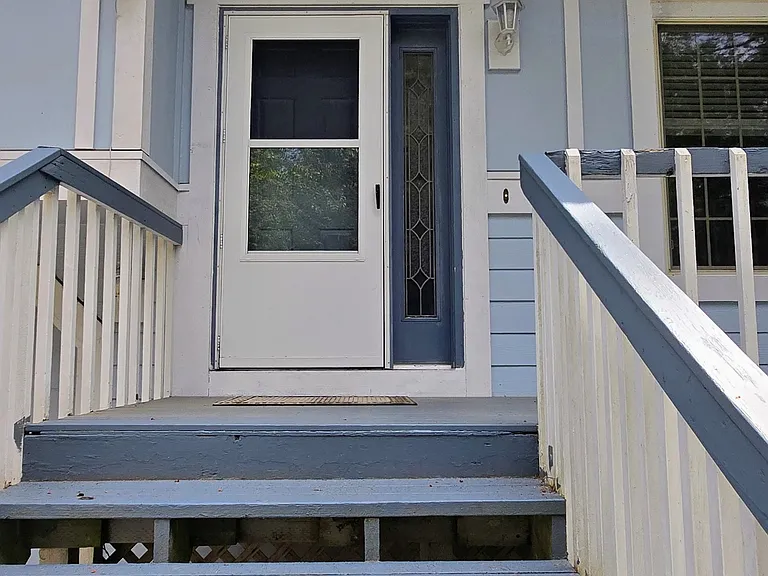 530 NW Carolyn Ln — Photo 3