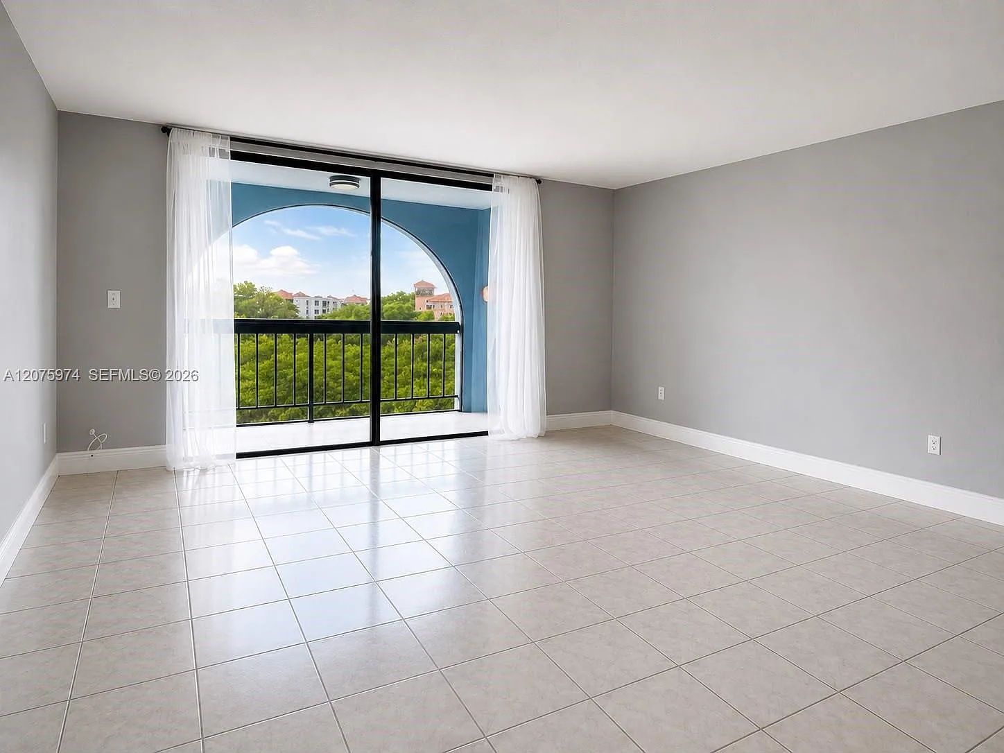 Bleau Grotto Condo — Photo 2