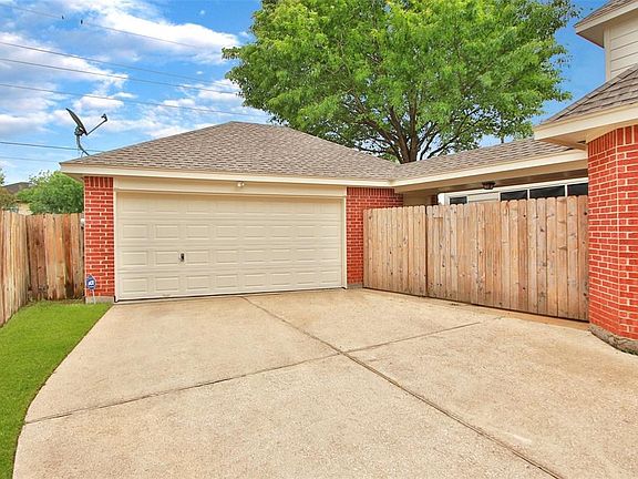 Detached 2-1/2 car garage