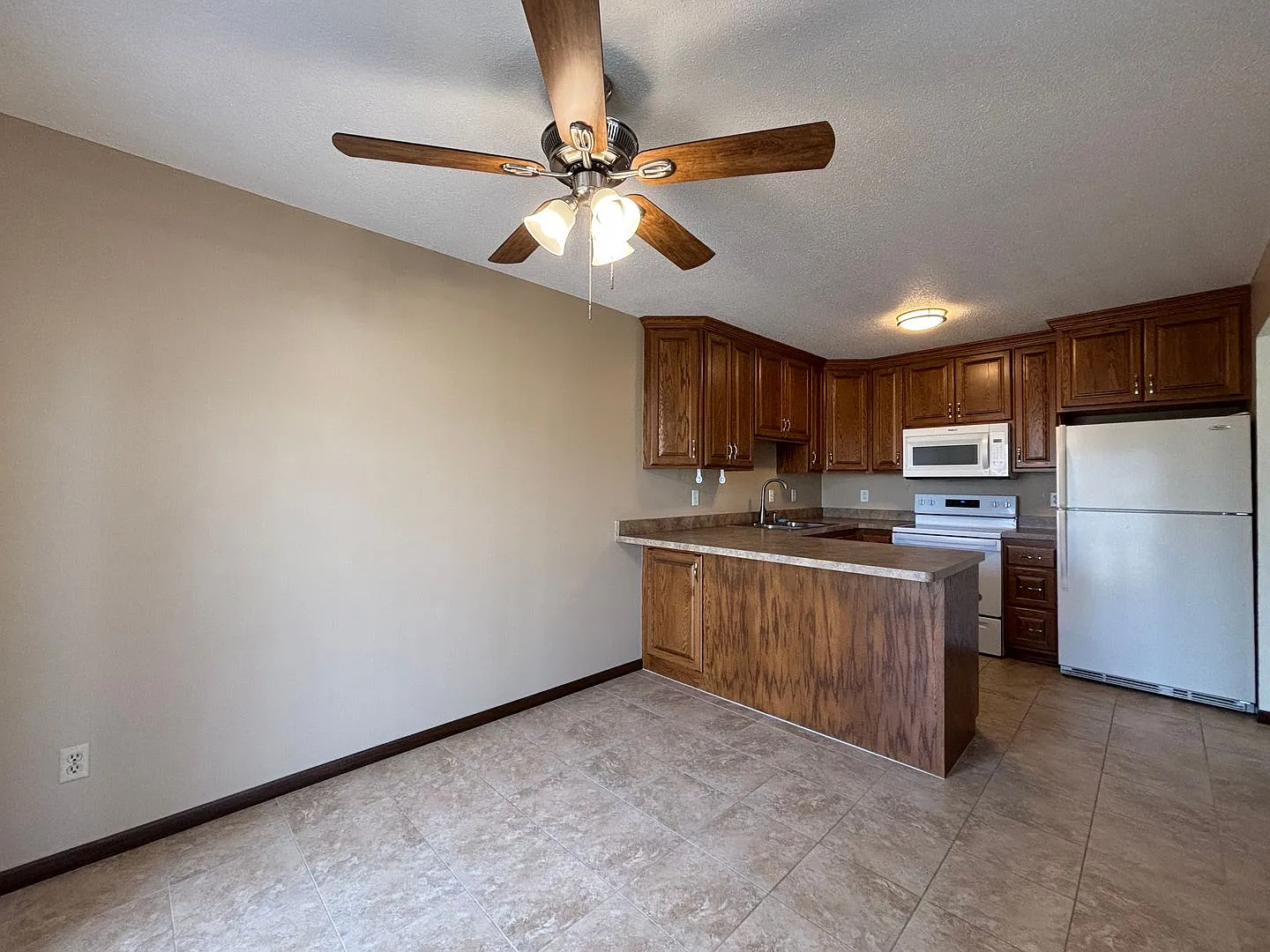 Great 3 BR/2 BA Townhome in Vadnais Heights! — Photo 2
