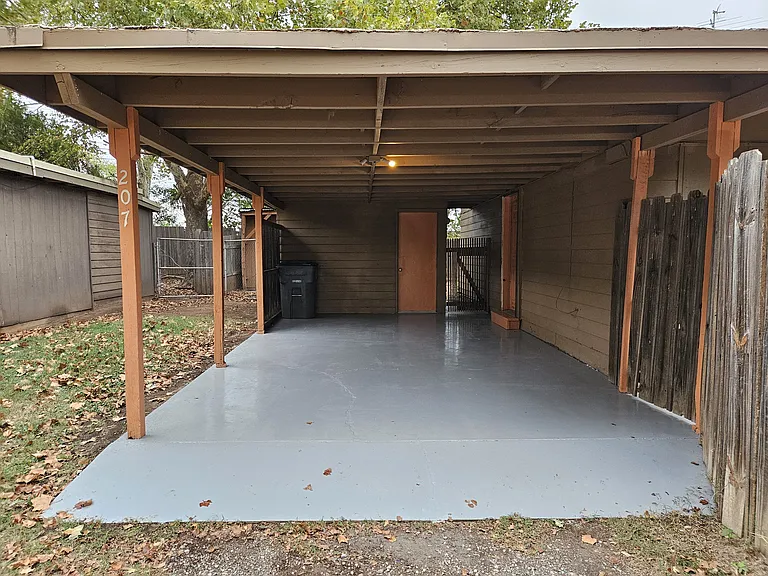 207 NW Northwood Ave — Photo 2