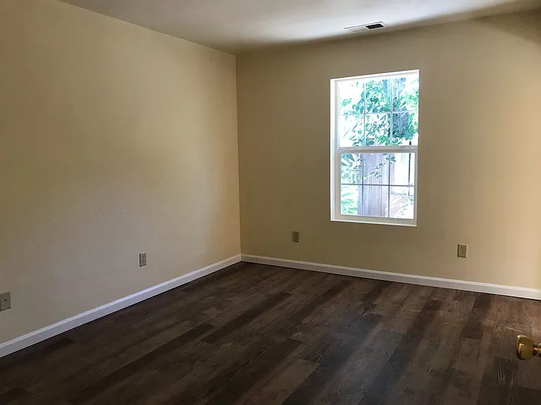 2 Bedroom 2 Bathroom Home — Photo 9