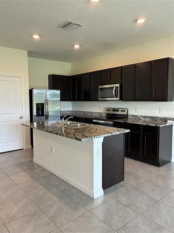 3 bed, 2.5 bath, 1673 sqft, $2,100 — Photo 4