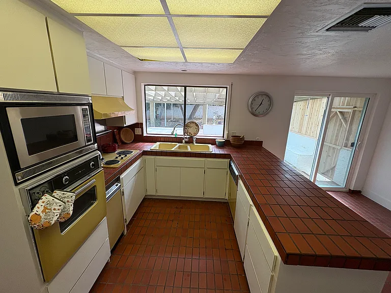 2049 Myers St — Photo 9