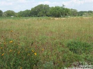 527 Rossville Rd, Devine, TX 78016