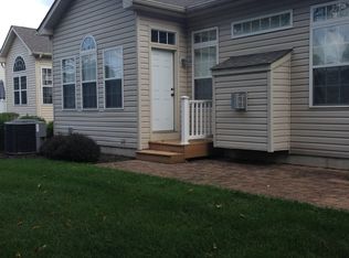 6 Applegate Dr, Florence, NJ 08518
