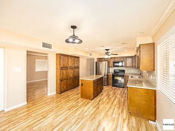 3rd image of 944 N Mesa Dr