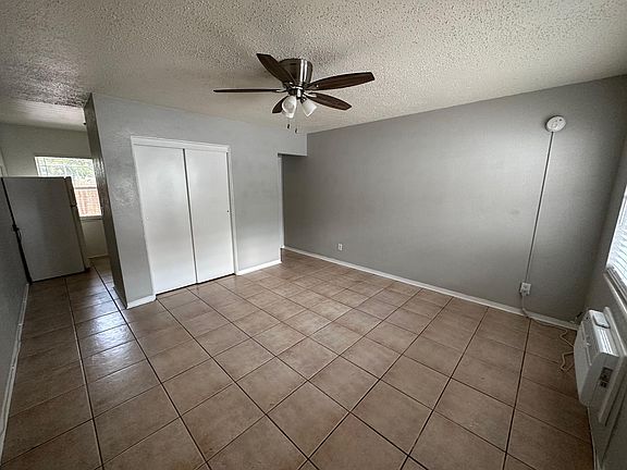 3rd image of 1010 Crescent Lake Dr APT 5