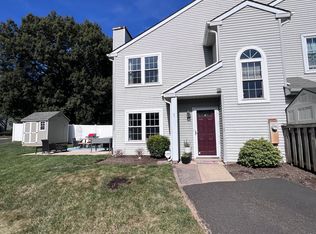 1 Bark Hollow Ln, Horsham, PA 19044