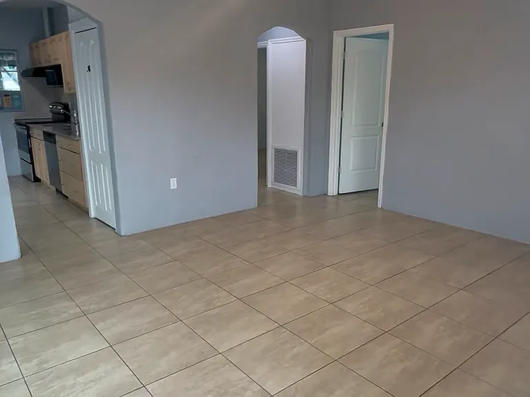 2705 W Columbus Dr — Photo 10