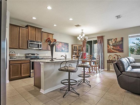 5th image of 276 Blue Cypress Dr