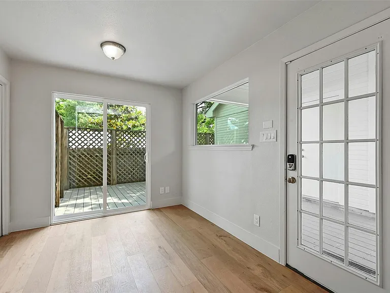 1305 Kenwood Ave — Photo 12