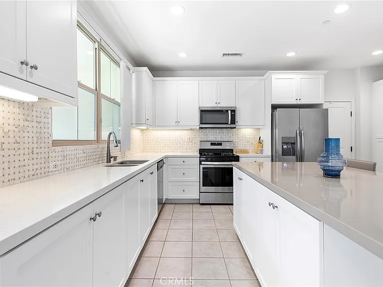 117 Henson — Photo 13