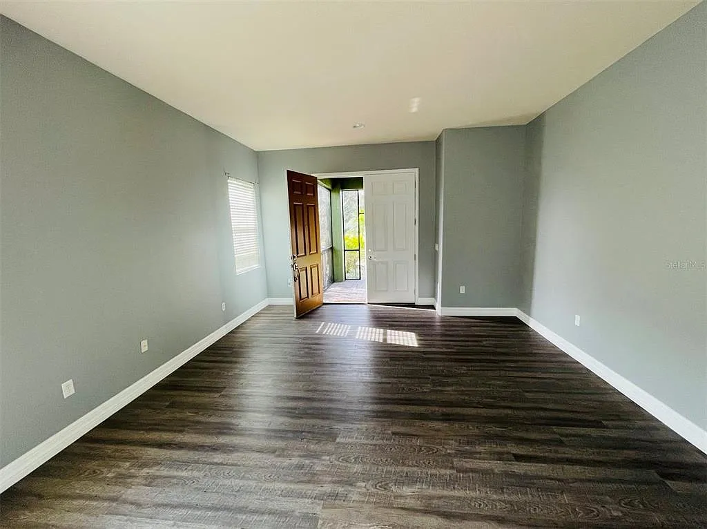 5 bed, 4.5 bath, 2889 sqft, $3,200 — Photo 3