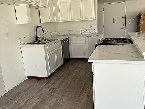 3rd image of 5034 E Belmont Ave