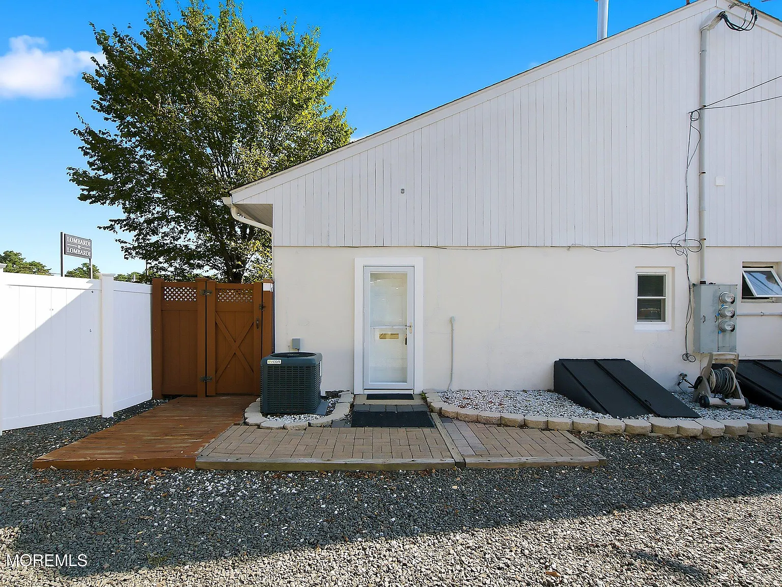 Studio, $900 — Photo 2