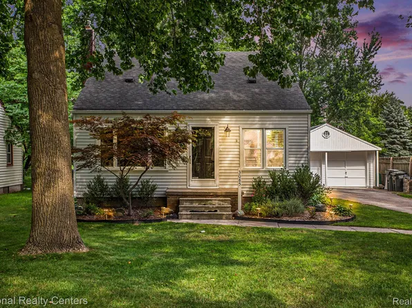 3085 Saint Clair Dr, Rochester Hills, MI 48309