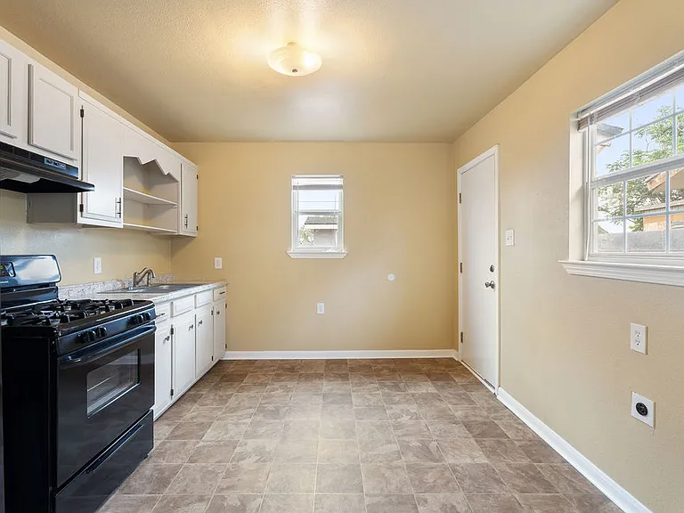 824 Del Rio Dr — Photo 12