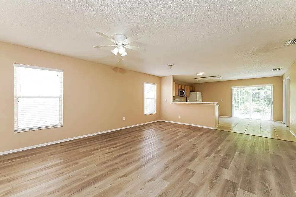 3 bed, 2.0 bath, 1642 sqft, $2,460 — Photo 3