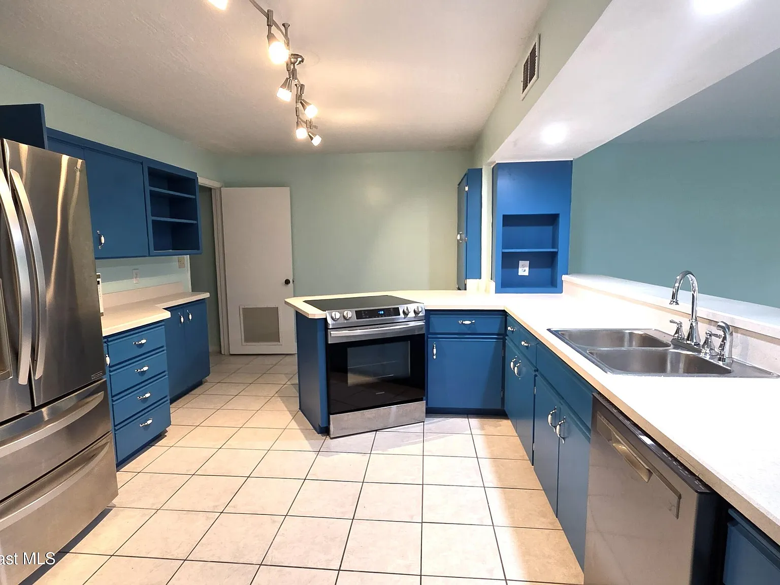 3 bed, 2.0 bath, 1800 sqft, $2,500 — Photo 4