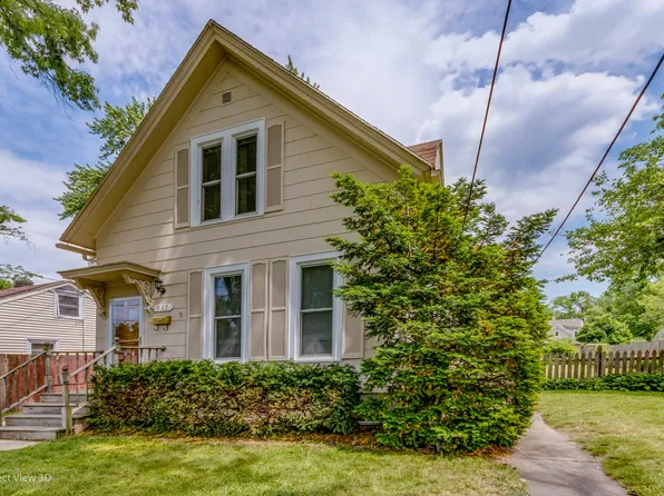 927 Saint John St, Elgin, IL 60120