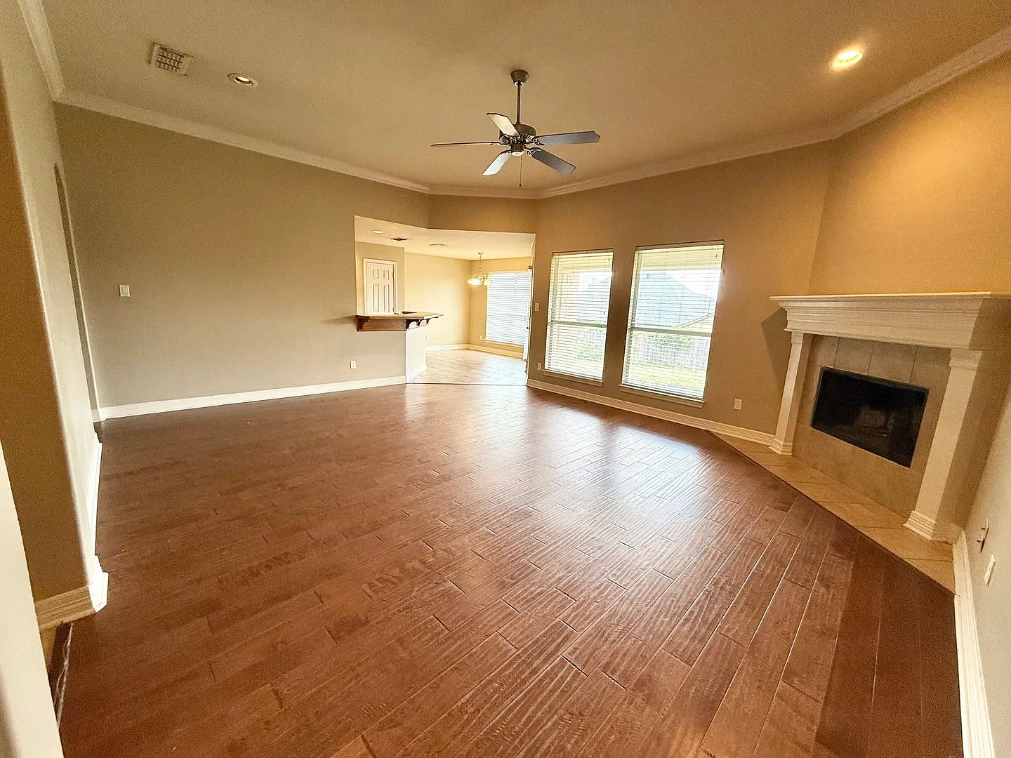 Beautiful 4-bed/2-bath! — Photo 2